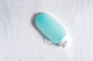 Kozmetik doğal temizlik losyonlu tek şişeler, açık gri tozlu arka planda gerekli yağ ya da diğer sıvılar, gölgeler, kopyalama alanı. Üst Manzara. Güzellik konsepti.