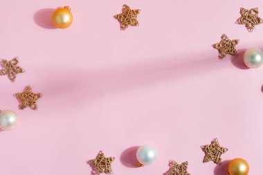 Parlak toplar ve yıldızlardan dekoratif Noel çerçevesi.