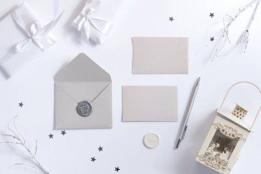 Beyaz Noel arkaplanını, sahte mektup, zarf, mum ve fotokopi için eski el feneri ile selamlıyorum. Düz yatıyordu. Tebrikler kartpostal..