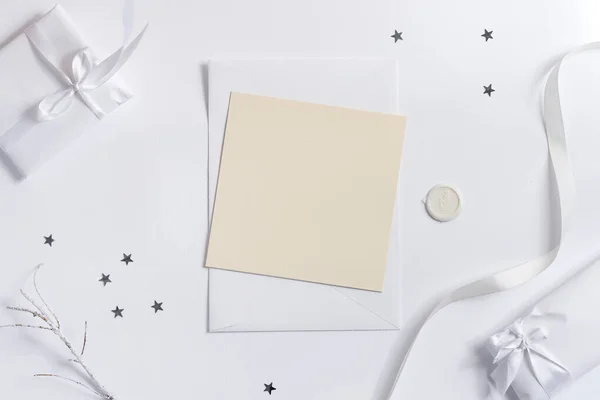 Вітальний Білий Різдвяний Фон Макетною Паперовою Карткою Конвертом Подарунковими Коробками — стокове фото