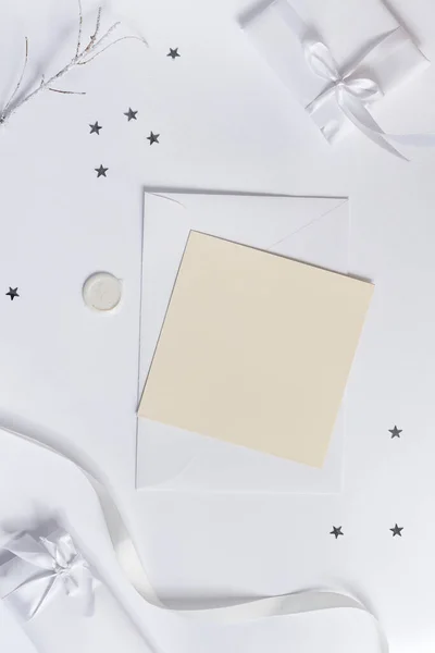 Félicitations Fond Noël Blanc Avec Carte Papier Maquette Enveloppe Boîtes — Photo