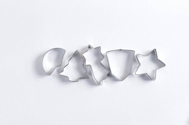 Dekoratif metal kurabiye kalıpları beyaz arka planda ev yapımı Noel pastası pişirmek için. Düz yatıyordu.