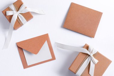 Noel kartında hediye kutuları ve Noel Baba 'ya mektuplar var..