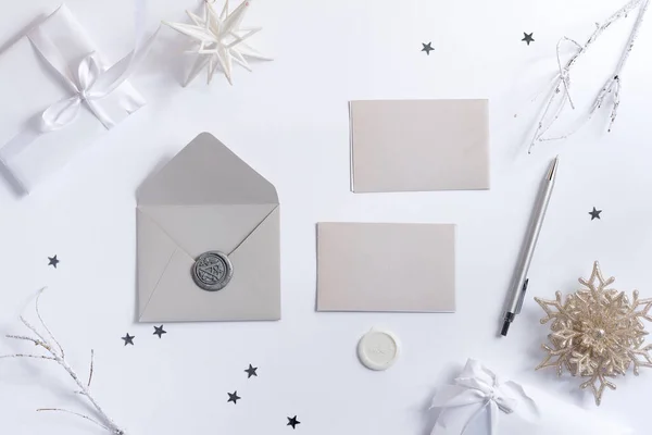 Білий різдвяний фон з макетним листом, ручкою та прикрасою . — стокове фото