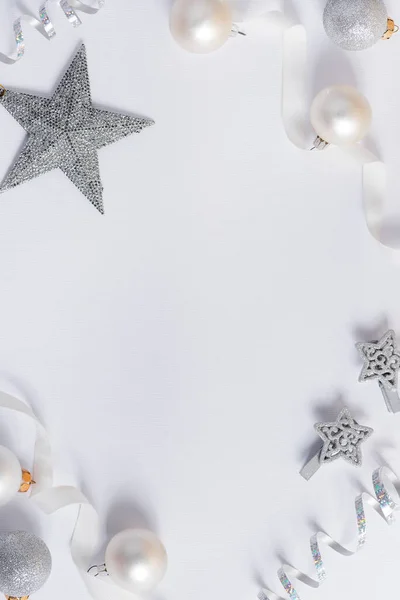 圣诞白色背景，带有球和装饰品 — 图库照片