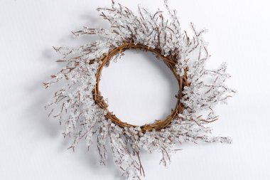 Beyaz arka planda yumuşak gölgeli yaratıcı kar tanesi şeklinde el yapımı Noel çelengi, kopyalama alanı. Üst Manzara. Yeni yıl dekorasyon konsepti.