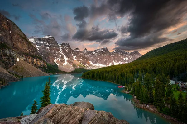 Pôr Sol Dramático Sobre Icônico Lago Moraine Alberta Canadá — Fotografia de Stock