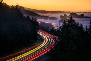 Oregon Sahil Otoyolu 'na bakan bir tepenin tepesinden uzun pozlama fotoğrafı.