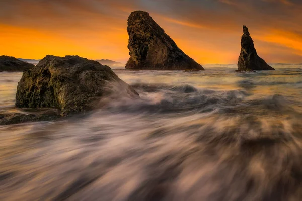 Mer Churning Coulant Travers Grandes Piles Mer Sur Côte Oregon — Photo