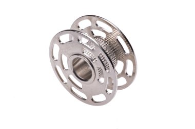 Beyaz arkaplanda izole edilmiş gümüş krom bobbin aşırı yakın görüntüsü