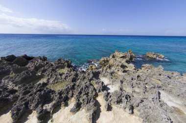 Okyanusun balık gözü görüntüsü ve Grand Cayman Adası 'ndaki lav benzeri kayalar.