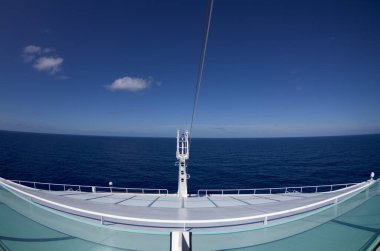 Lüks içinde yüzen bir geminin arka tarafından bakarsın.