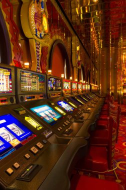 Kumarhanede sıra sıra poker makineleri