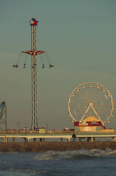 Galveston Pleasure Pier Bei Einbruch Der Dunkelheit Einem Sonnigen Tag — Stockfoto