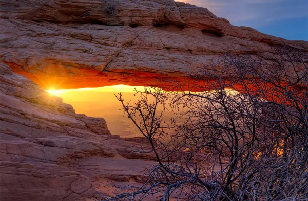 Célèbre Mesa Arch Baigné Dans Soleil Tôt Matin — Photo