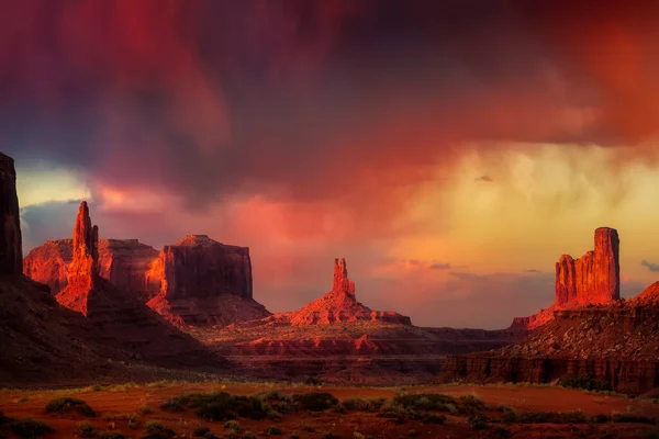 Colorido Atardecer Bajo Cielo Dramático Monument Valley —  Fotos de Stock