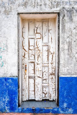 Fakir bir Meksika mahallesinde soyulmuş, yıpranmış kapı.