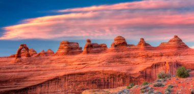 Utah, Arches Ulusal Parkı 'ndaki ünlü Hassas Kemer Kaya oluşumlarının panoramik görüntüsü