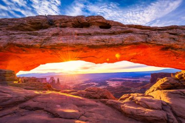 Canyonlands Ulusal Parkı 'ndaki Mesa Kemeri' nde gün doğumu