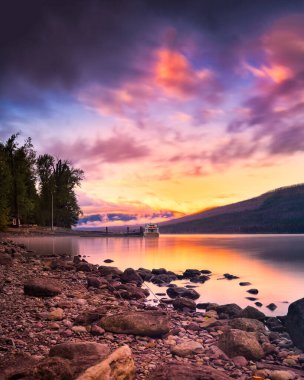 Buzul Ulusal Parkı 'nda McDonald Gölü üzerinde renkli bir günbatımı