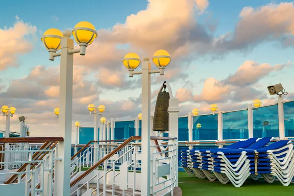 Interesting Display Bright Yellow Lights Accenting Top Deck Cruise Ship — Stock Photo, Image