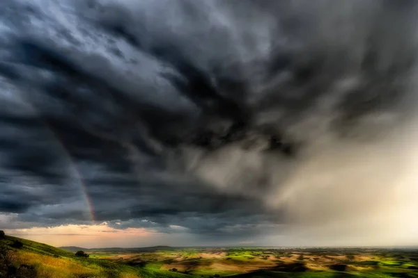 Złowrogie Chmury Żywa Tęcza Wieczorna Palouse Steptoe Butte — Zdjęcie stockowe