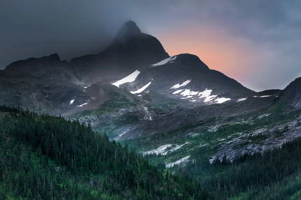 南アラスカの山の中で夏の朝に霧と雲の中で輝く神秘的な太陽 — ストック写真