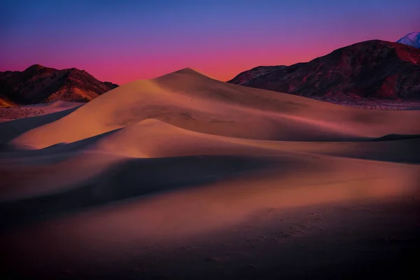 Dromerige Zonsondergang Licht Baden Glooiende Duinen Van Death Valley — Stockfoto