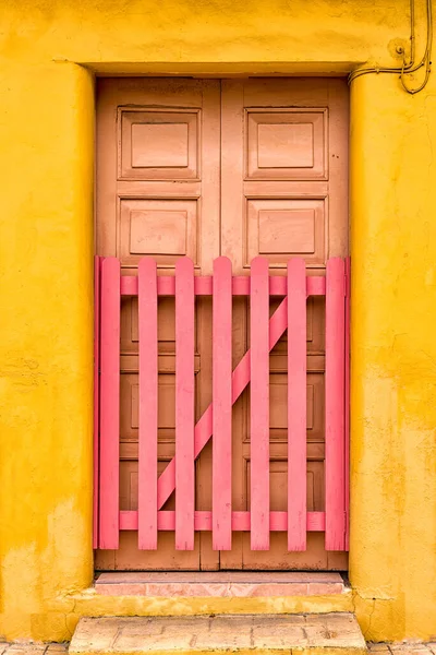 Многоцветное Адобе Здание Деревянная Дверь Воротами Пикета Козумеле Мексика — стоковое фото