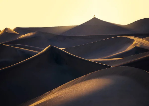 Två Vandrare Toppen Den Högsta Dynen Death Valley Vid Solnedgången — Stockfoto