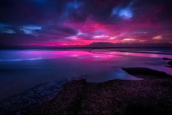 Salida Del Sol Multicolor Sobre Una Playa Rocosa Este Florida — Foto de Stock