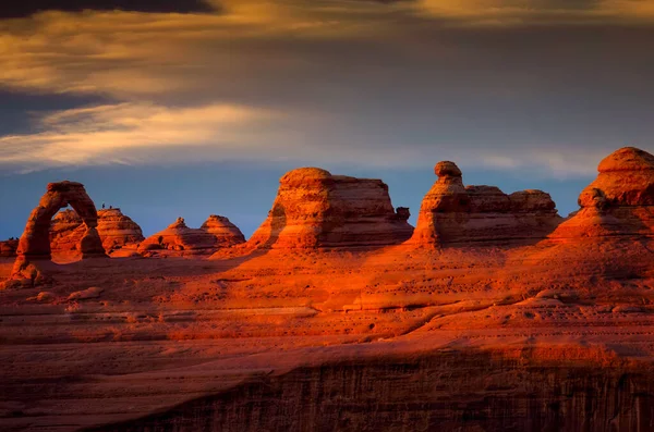 Vista Atardecer Delicate Arch Colinas Adyacentes Arenisca Parque Nacional Arches —  Fotos de Stock