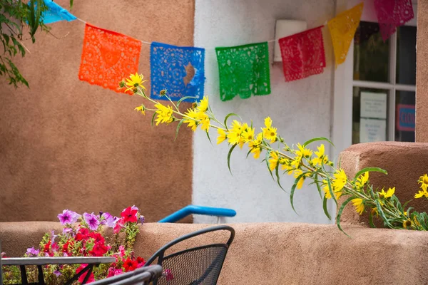 Bunte Blumen Und Dekorative Servietten Auf Der Canyon Road Santa — Stockfoto