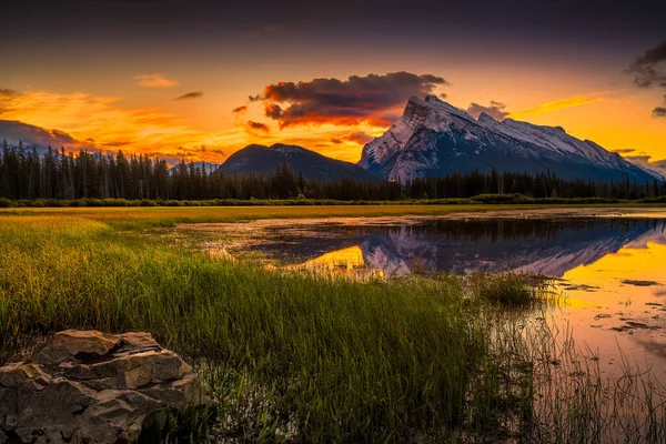 Nascer Sol Dourado Início Outono Sobre Montanhas Rochosas Canadenses Vermilion — Fotografia de Stock