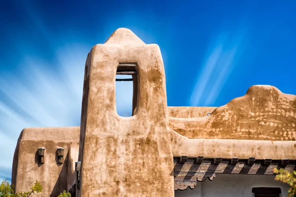 Adobe Gebouw Santa New Mexico Met Wolkenstrepen Lucht — Stockfoto