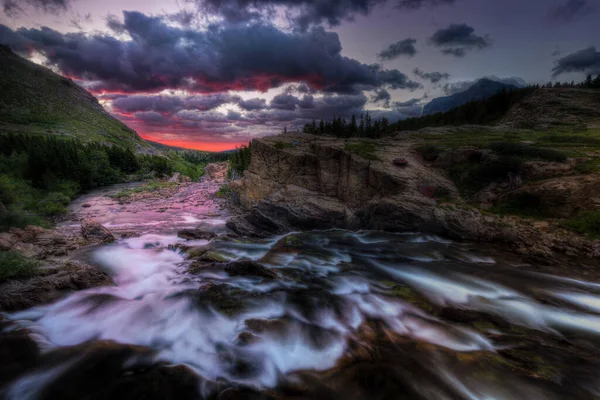 Colorido Amanecer Sobre Los Rápidos Swiftcurrent Creek Parque Nacional Glaciar —  Fotos de Stock