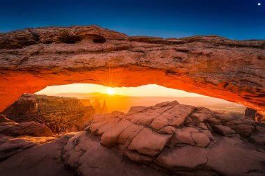 Canyonlands Ulusal Parkı 'ndaki Mesa Kemeri' nde gün doğumu
