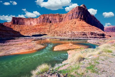 Öğleden sonra Moab, UT 'nin dışındaki Colorado Nehri' nde renkli bir viraj manzarası.