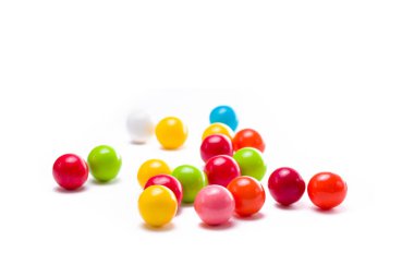 Beyaz arka planda oturan çok renkli sakıztopları