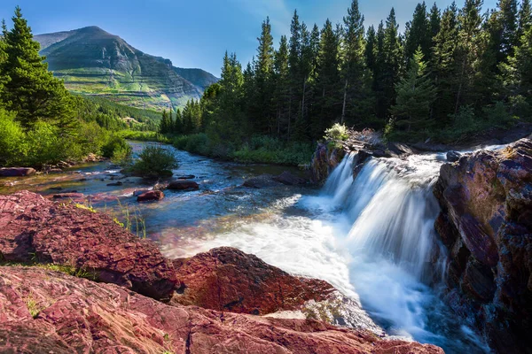 赤い岩と滝はモンタナ州の東氷河国立公園にあります — ストック写真