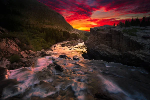 Colorido Amanecer Sobre Los Rápidos Swiftcurrent Creek Parque Nacional Glaciar —  Fotos de Stock