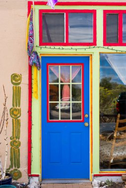 Madrid 'de kırmızı süslemeli eşsiz mavi kapı, NM