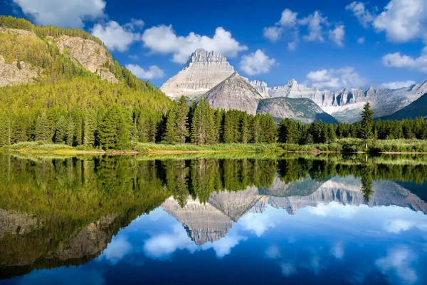 Reflexões Calmas Tranquilas Sobre Lago Josephine Parque Nacional Glacier — Fotografia de Stock