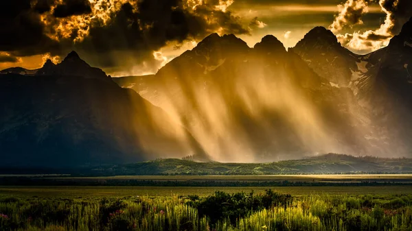 Regen Unheilvolle Wolken Und Sonnenschein Über Den Teton Gipfeln Wyoming — Stockfoto