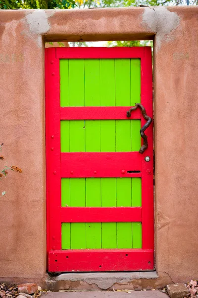 サンタフェ Nmのユニークな赤と緑のドア — ストック写真