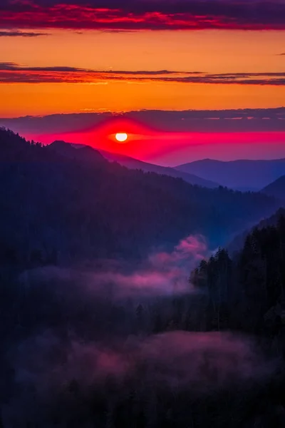 Impresionante Puesta Sol Las Montañas Ahumadas Con Rayos Carmesí Luz —  Fotos de Stock