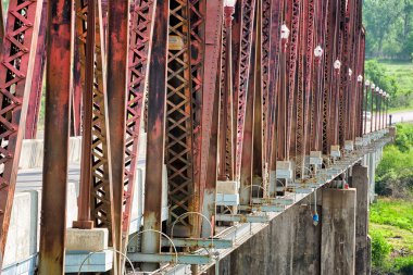 Eski bir köprünün yan görüntüsü