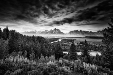 Tetons 'daki Yılan Nehri Vadisi' nin şafak öncesi puslu manzarası