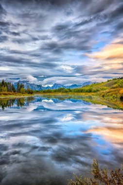 Wyoming 'deki Yılan Nehri üzerindeki Oxbow Virajı' nda bulutlu bir şafak.