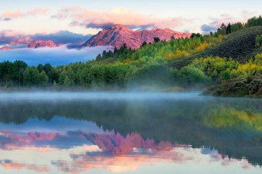 Wyoming 'deki Yılan Nehri üzerindeki Oxbow Virajı' nda sonbahar şafağı